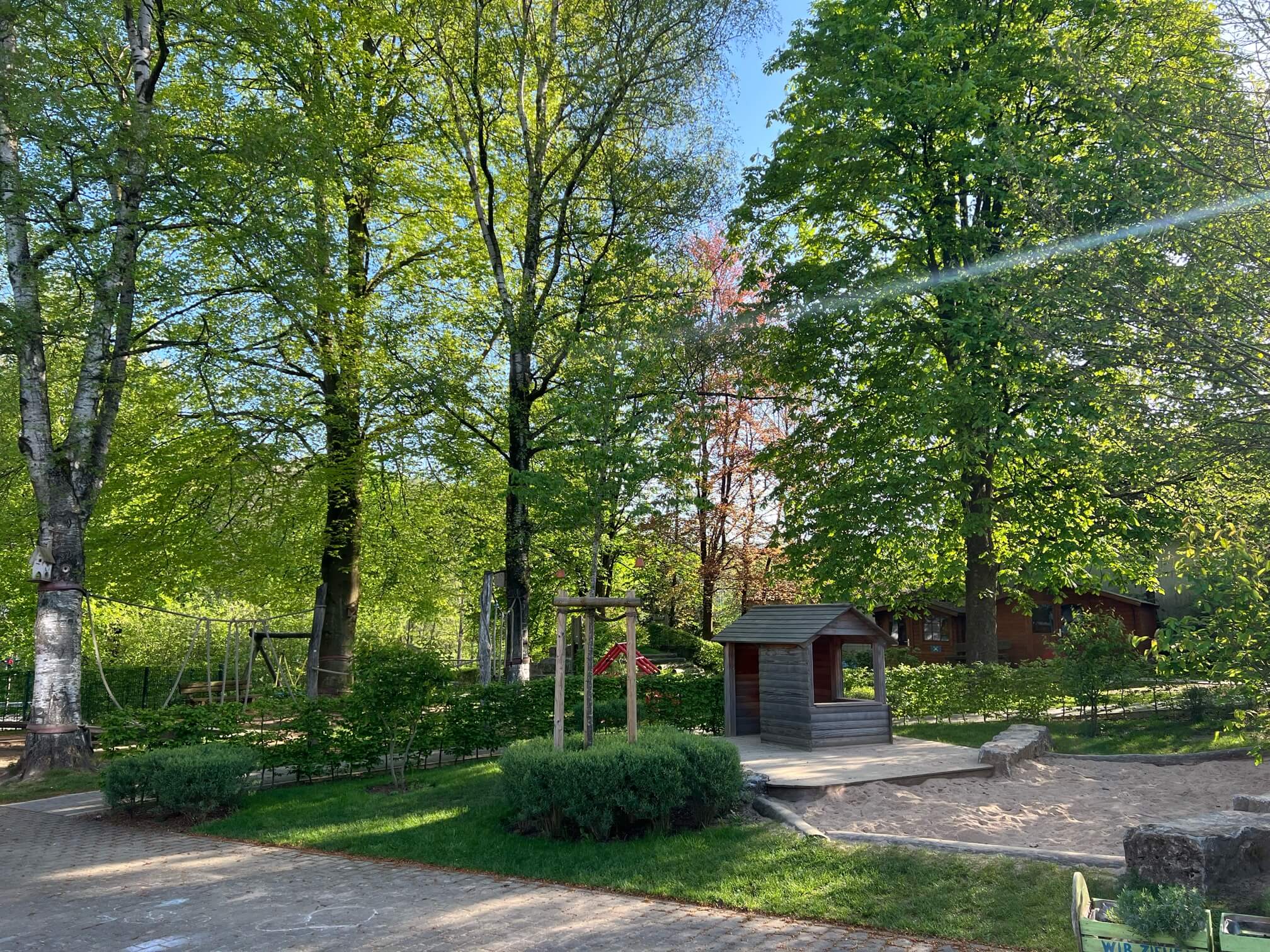 Spielplatz mit Hütte am Sandkasten