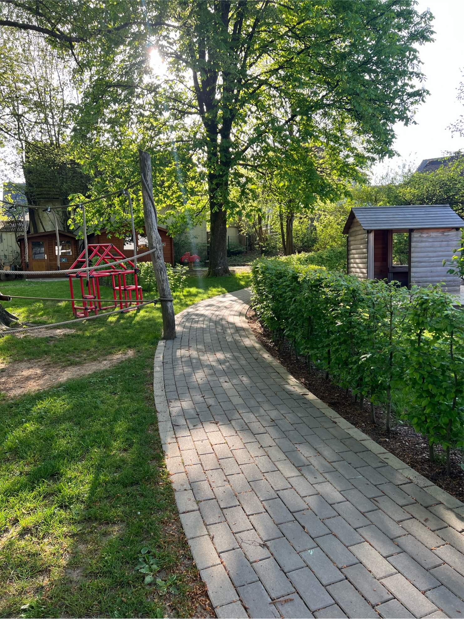 Spielplatz mit Hütte